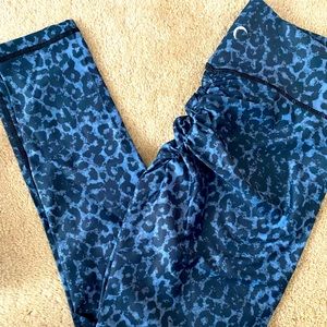 Zyia Stone Leopard Scrunchy What Leggings